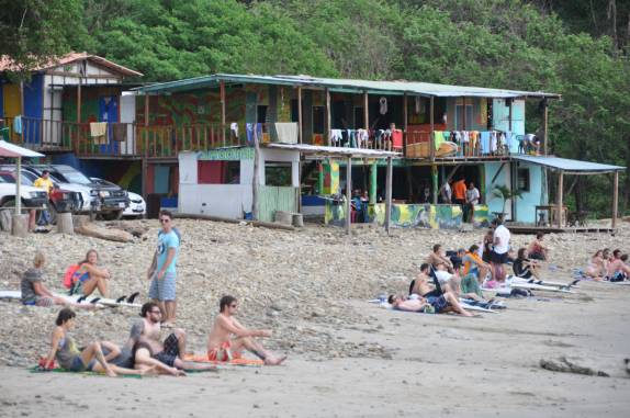 Observando os surfistas no fim de tarde em praia Madero, em San Juan del Sur, na Nicarágua